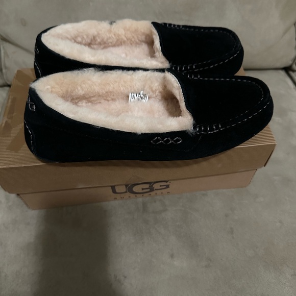 Like New - Women’s UGG Ansley Slipper, Black, Size 8 - Picture 5 of 8